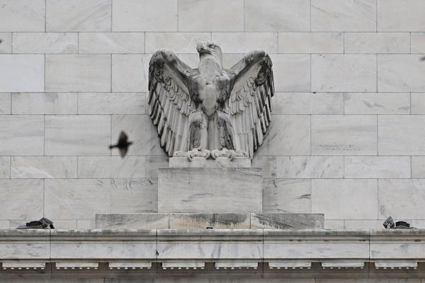 Fed giữ nguyên lãi suất, Dow Jones tăng 400 điểm