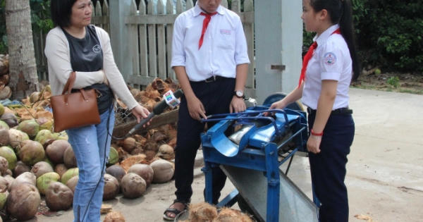 Hai học sinh lớp 8 chế tạo thành công máy bóc vỏ dừa