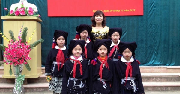 Cô giáo bật khóc khi nhận được món quà Tết đầu tiên sau gần 30 năm dạy học