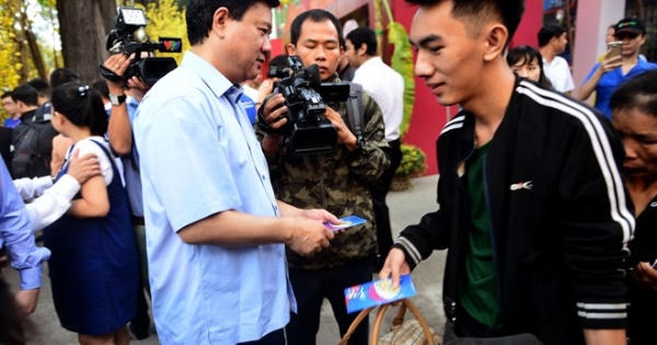 Bí thư Đinh La Thăng chúc Tết, tiễn sinh viên về quê đón Tết