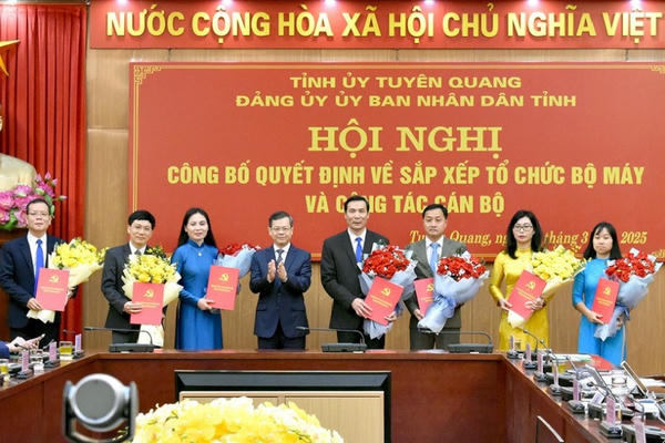 Tuyên Quang công bố quyết định về sắp xếp tổ chức bộ máy và công tác cán bộ