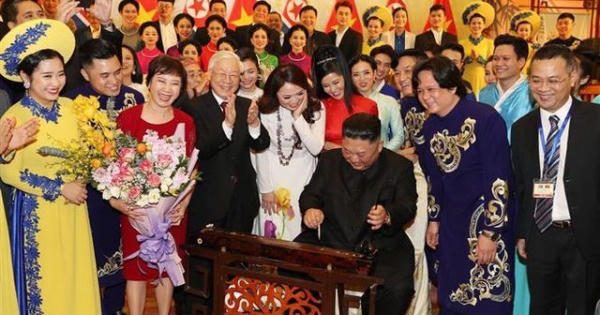 Chủ tịch Triều Tiên Kim Jong-un đánh thử đàn bầu Việt Nam