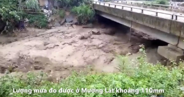 Thanh Hóa: 54 ngôi nhà bị cuốn trôi, 14 người mất tích sau cơn lũ bất ngờ ập xuống