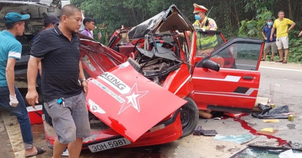 Xe ô tô biến dạng sau va chạm kinh hoàng khiến 4 người thương vong