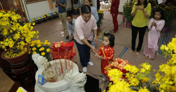 Phật tử nô nức đi lễ chùa cầu may mắn trong ngày đầu năm mới