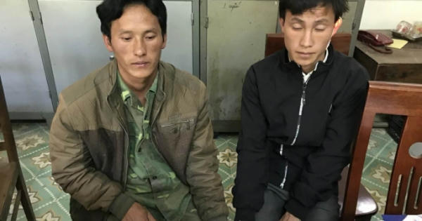 Ba bố con dùng hung khí tấn công cảnh sát giải cứu mẹ