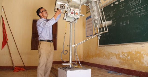 Hà Tĩnh: Thầy giáo tiểu học sáng chế máy bắn bóng chuyền