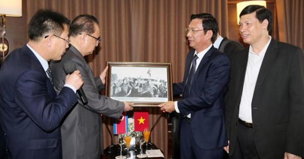 Quảng Ninh: Phái đoàn Triều Tiên đi tàu tham quan Vịnh Hạ Long Quảng Ninh: Phái đoàn Triều Tiên đi tàu tham quan Vịnh Hạ Long
