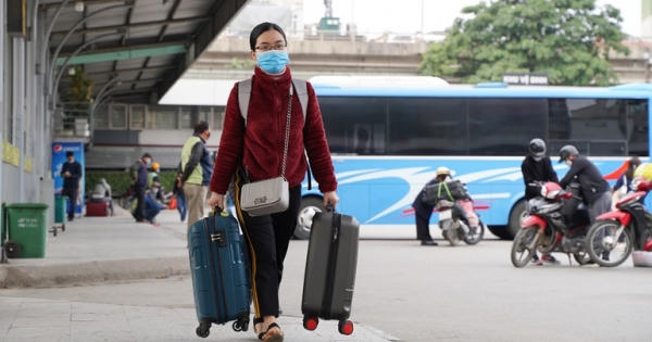 Lỉnh kỉnh đồ đạc trở lại Thủ đô từ chiều mùng 4 Tết
