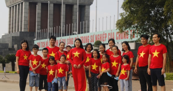 Dòng người nô nức về thăm lăng Bác ngày giải phóng Thủ đô