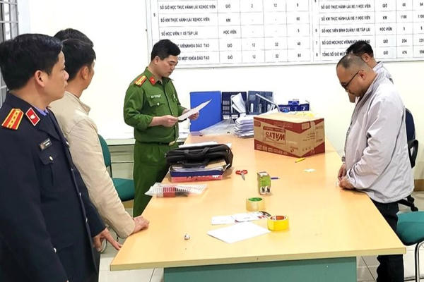 Khởi tố, bắt tạm giam giám đốc trung tâm sát hạch lái xe ở Hòa Bình