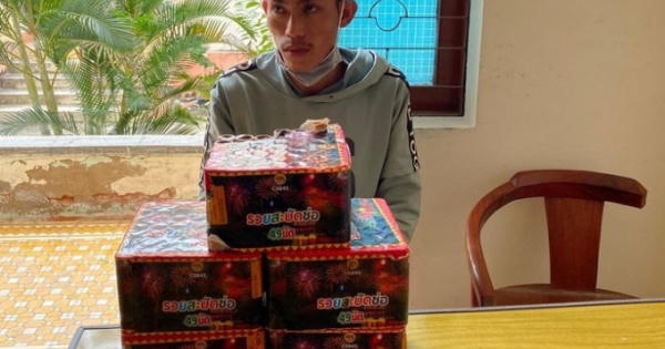 Mua pháo với người không rõ lai lịch, thanh niên bị bắt giữ