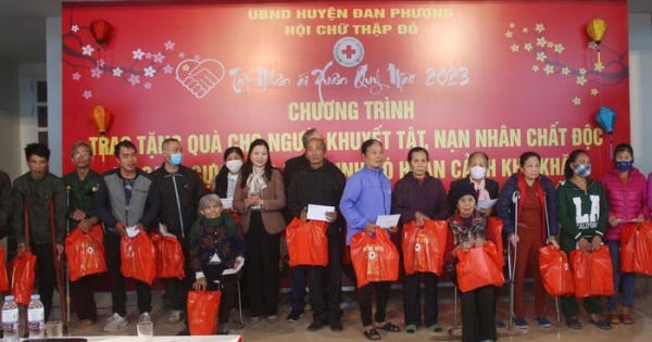 Người khuyết tật, khó khăn tại Đan Phượng nhận 300 suất quà Tết