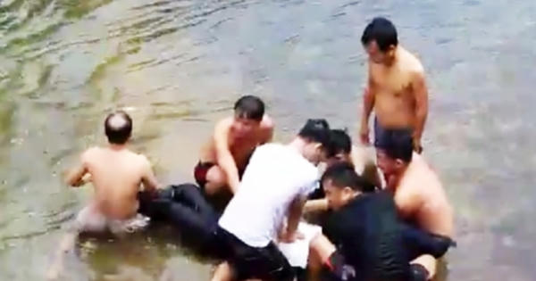 Cộng đồng mạng ngưỡng mộ hai thầy giáo dũng cảm cứu nam sinh ở thác 7 tầng