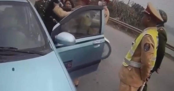 Hoà Bình: Đề nghị truy tố tài xế vi phạm nồng độ cồn, vật ngã CSGT