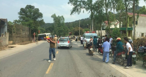 Tài xế xe buýt lấn làn tông 2 xe máy khiến 5 người thương vong