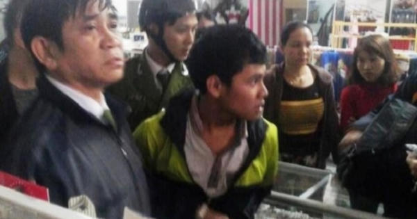 Bắt khẩn cấp nam thanh niên dùng dùi cui đi cướp