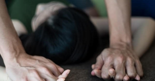 Hiếp dâm con gái của chị vợ, khi người lớn vắng nhà