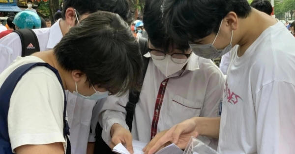 Phụ huynh có con tốt nghiệp THCS hệ song bằng như "ngồi trên đống lửa" Phụ huynh có con tốt nghiệp THCS hệ song bằng như "ngồi trên đống lửa"
