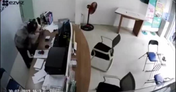 Clip nữ nhân viên quật ngã đối tượng đang dùng dao kề vào cổ để cướp tài sản Clip nữ nhân viên quật ngã đối tượng đang dùng dao kề vào cổ để cướp tài sản
