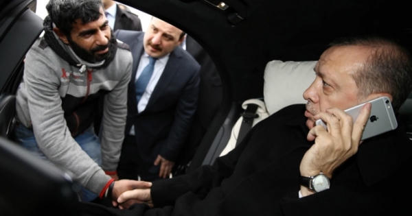 Tổng thống Thổ Nhĩ Kỳ cứu người đàn ông chuẩn bị nhảy cầu tử tự