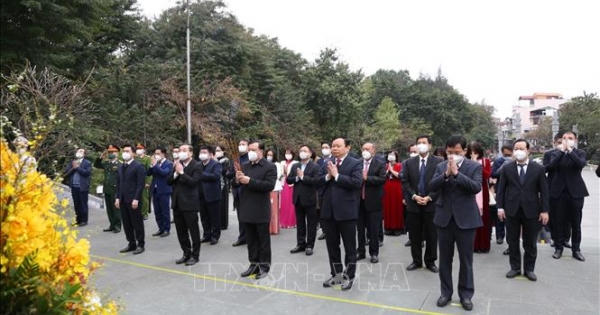 Lãnh đạo thành phố Hà Nội dâng hương tưởng nhớ Hoàng đế Quang Trung Lãnh đạo thành phố Hà Nội dâng hương tưởng nhớ Hoàng đế Quang Trung