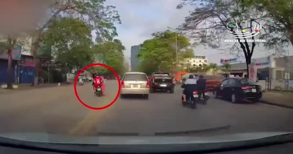 Lấn làn vượt xe ô tô phía trước, nam thanh niên điều khiển xe máy phải "trả giá" Lấn làn vượt xe ô tô phía trước, nam thanh niên điều khiển xe máy phải "trả giá"