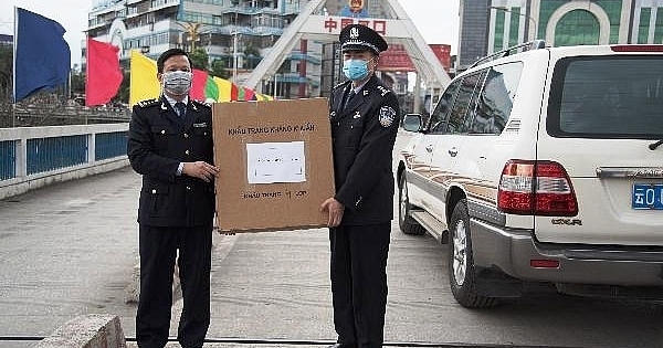 Hải quan Lào Cai trao tặng khẩu trang y tế cho Hải Quan Hà Khẩu, Trung Quốc Hải quan Lào Cai trao tặng khẩu trang y tế cho Hải Quan Hà Khẩu, Trung Quốc