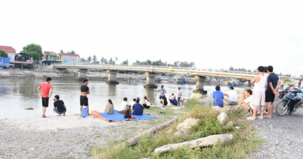 Trắng đêm tìm kiếm cô gái rơi xuống dòng Mai Giang mất tích