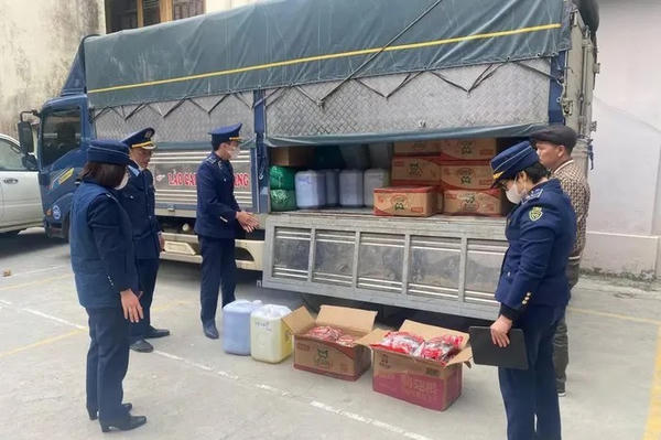 Xe tải chở gần 1.000 lít rượu không rõ nguồn gốc đi tiêu thụ