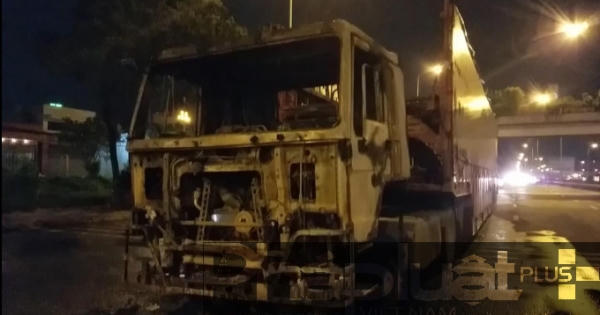 Va chạm giao thông, xe đầu kéo và xe máy bốc cháy trên đường