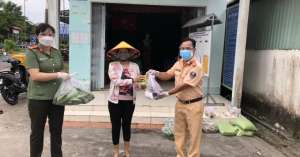 Cần Thơ: Những hình ảnh ấm áp CAND gần gũi thân thiện “Vì dân mà phục vụ” Cần Thơ: Những hình ảnh ấm áp CAND gần gũi thân thiện “Vì dân mà phục vụ”
