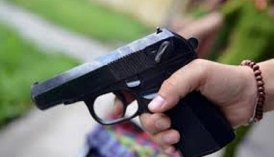 Mâu thuẫn từ việc chơi bầu cua, chồng mang súng đi trả thù giúp vợ