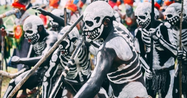 Bộ tộc kỳ quái với những "bộ xương" di động, sống biệt lập giữa núi rừng