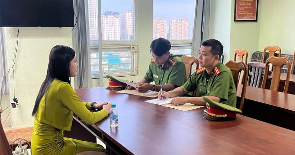 Bốn tiếp viên hàng không và một mẫu ảnh bị đưa về trụ sở Công an trong đường dây bán dâm 3000 USD