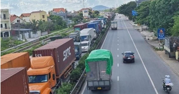 Xe xếp hàng dài hơn chục km trên Quốc lộ 5