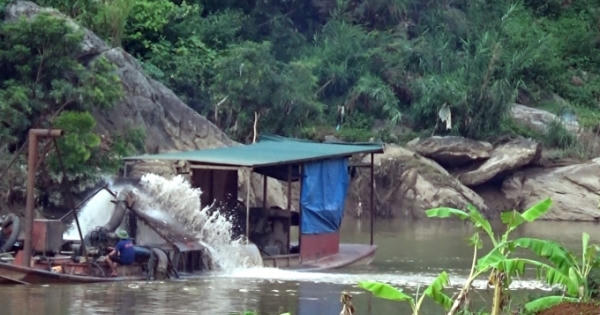 Ngang nhiên khai thác khoáng sản trái phép trên lòng hồ thủy điện Văn Chấn?