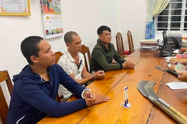 Sau chầu nhậu, nhóm "ma men" vác dao dài cả mét chặn đầu xe tải để cướp tài sản