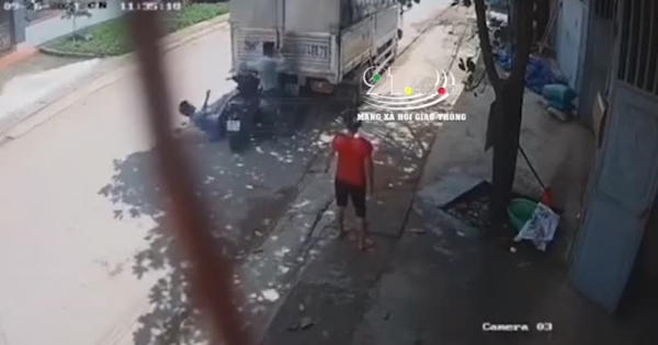 Clip: Nam thanh niên tông vào đuôi xe tải đang đỗ bên đường bất tỉnh Clip: Nam thanh niên tông vào đuôi xe tải đang đỗ bên đường bất tỉnh