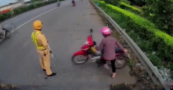 Nữ tài xế lách luật, dắt xe máy đi ngược chiều trên Quốc lộ 5