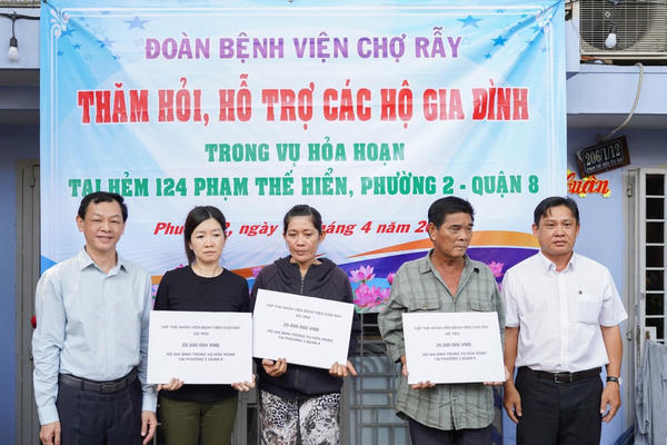 Bệnh viện Chợ Rẫy hỗ trợ 250 triệu cho các gia đình trong vụ cháy ở quận 8 Bệnh viện Chợ Rẫy hỗ trợ 250 triệu cho các gia đình trong vụ cháy ở quận 8