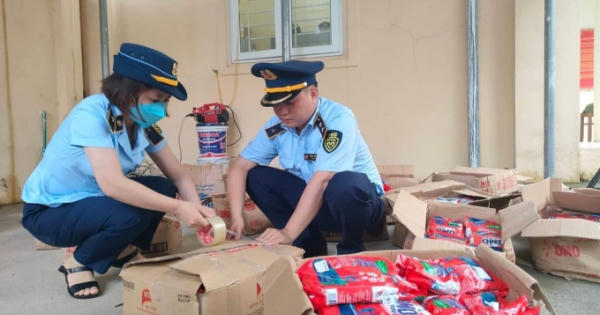 Hà Giang: Thu giữ hơn 600 gói bột giặt OMO giả đang trên đường đi tiêu thụ