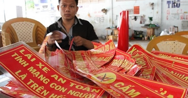 Thực hư chuyện không dán khẩu hiệu lái xe an toàn sẽ bị phạt