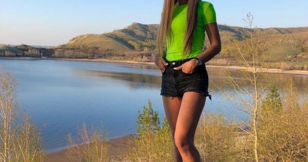 Gái xinh nhảy qua cửa sổ trốn kiểm dịch corona gây phẫn nộ