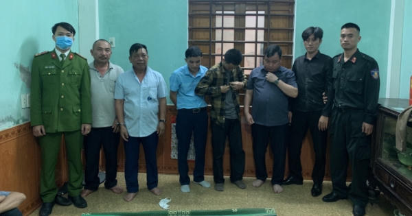 Hà Tĩnh: Khởi tố 6 đối tượng đánh bài "ba cây'' ăn tiền