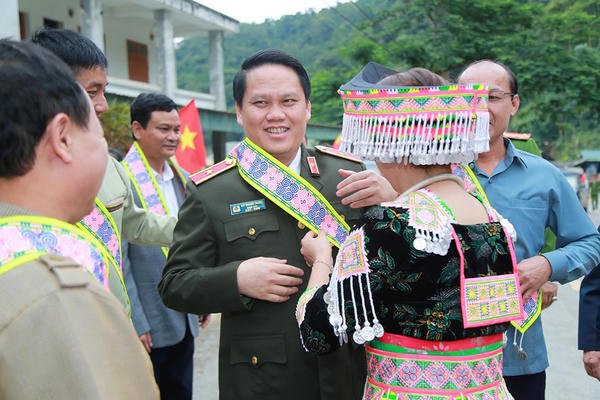 Giám đốc Công an tỉnh Nghệ An dự Ngày hội Đại đoàn kết toàn dân tộc tại bản biên giới Ta Đo Giám đốc Công an tỉnh Nghệ An dự Ngày hội Đại đoàn kết toàn dân tộc tại bản biên giới Ta Đo