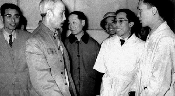 Lời dạy quý báu của Bác Hồ về nghề thầy thuốc Lời dạy quý báu của Bác Hồ về nghề thầy thuốc