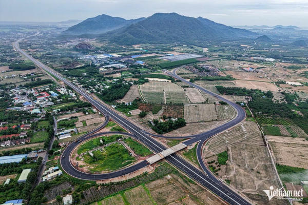 Đồng Nai vươn mình mạnh mẽ trong kỷ nguyên mới Đồng Nai vươn mình mạnh mẽ trong kỷ nguyên mới