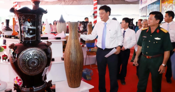 Bảo tồn và phát triển làng nghề sơn mài Tương Bình Hiệp kết hợp với du lịch ở Bình Dương Bảo tồn và phát triển làng nghề sơn mài Tương Bình Hiệp kết hợp với du lịch ở Bình Dương