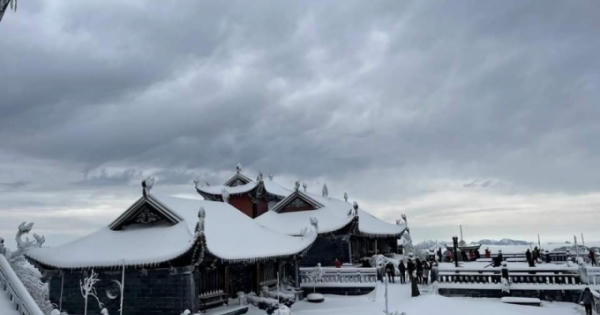 Du khách thích thú với một Fansipan trắng lạ ngày cận Tết